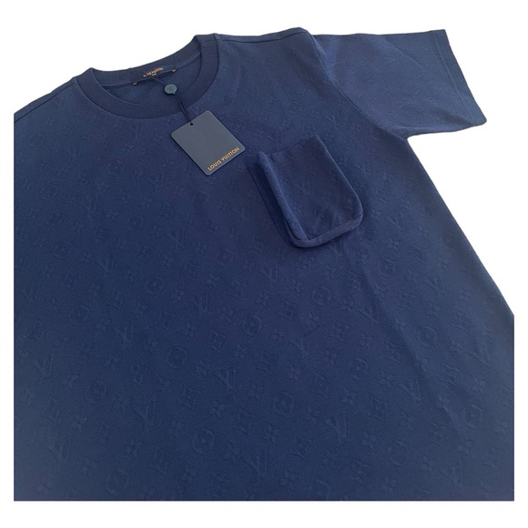 Louis Vuitton Other - LOUIS VUITTON- Tee-shirt Monogram à poche 3D